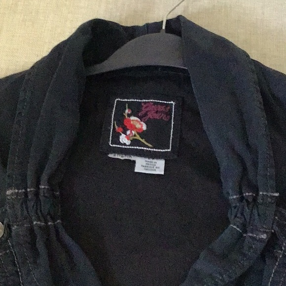 Guess Jeans VGUC unique black jean jacket, 3 button up, buttons on sleeves - Picture 11 of 16